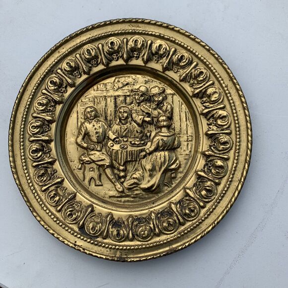 Vintage Peerage 12in Wall Hanging Brass Tone Plate made in England - Picture 1 of 7